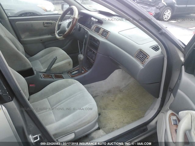 4T1BG22KXVU125629 - 1997 TOYOTA CAMRY CE/LE/XLE 灰色 照片 5