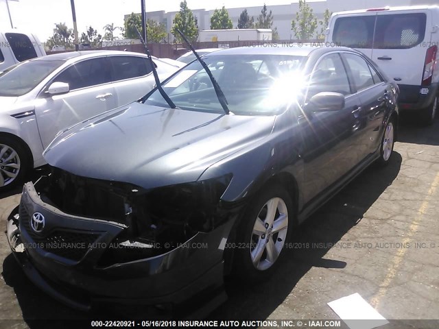 4T1BF3EK1AU015261 - 2010 TOYOTA CAMRY SE/LE/XLE ნაცრისფერი ფოტო 2