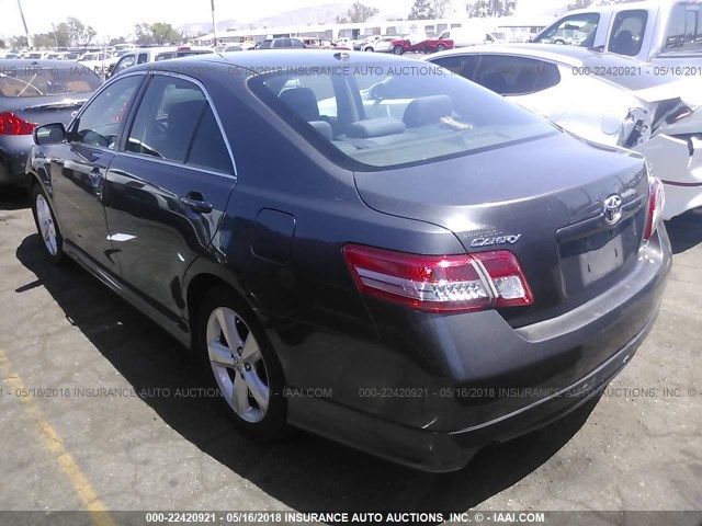 4T1BF3EK1AU015261 - 2010 TOYOTA CAMRY SE/LE/XLE ნაცრისფერი ფოტო 3