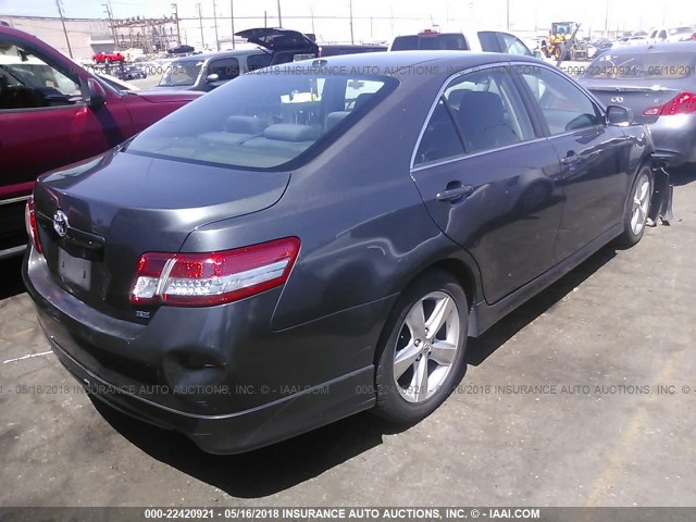4T1BF3EK1AU015261 - 2010 TOYOTA CAMRY SE/LE/XLE ნაცრისფერი ფოტო 4