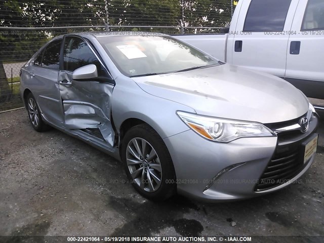 4T1BF1FK6HU677592 - 2017 TOYOTA CAMRY LE/XLE/SE/XSE SILVER photo 1