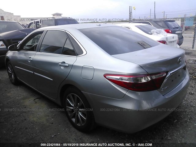 4T1BF1FK6HU677592 - 2017 TOYOTA CAMRY LE/XLE/SE/XSE SILVER photo 3