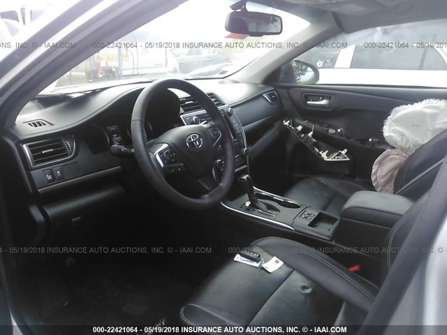 4T1BF1FK6HU677592 - 2017 TOYOTA CAMRY LE/XLE/SE/XSE SILVER photo 5