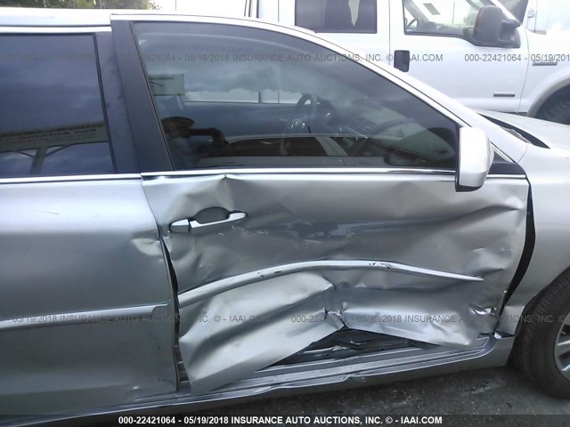 4T1BF1FK6HU677592 - 2017 TOYOTA CAMRY LE/XLE/SE/XSE SILVER photo 6