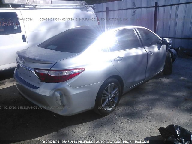 4T1BF1FK2HU679632 - 2017 TOYOTA CAMRY LE/XLE/SE/XSE SILVER photo 4