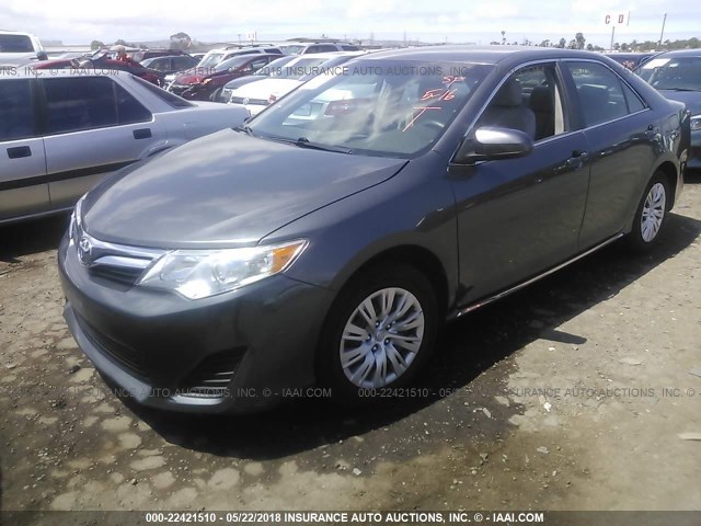 4T1BF1FK2EU849628 - 2014 TOYOTA CAMRY L/SE/LE/XLE ნაცრისფერი ფოტო 2