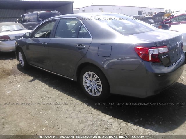 4T1BF1FK2EU849628 - 2014 TOYOTA CAMRY L/SE/LE/XLE ნაცრისფერი ფოტო 3