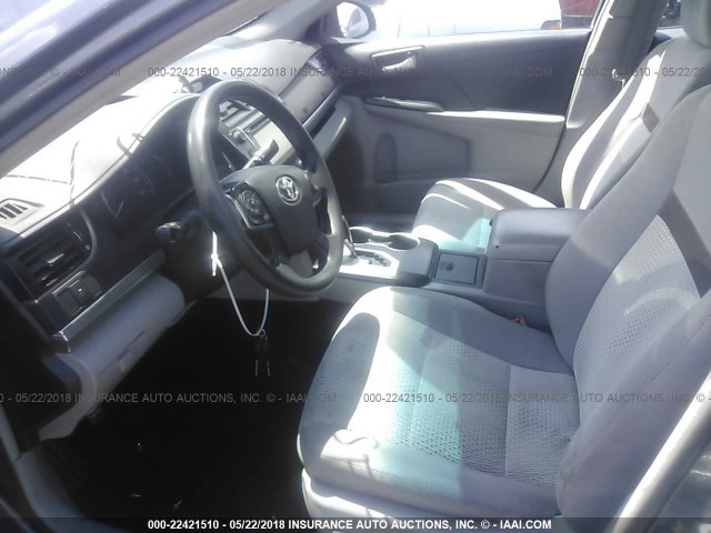 4T1BF1FK2EU849628 - 2014 TOYOTA CAMRY L/SE/LE/XLE ნაცრისფერი ფოტო 5