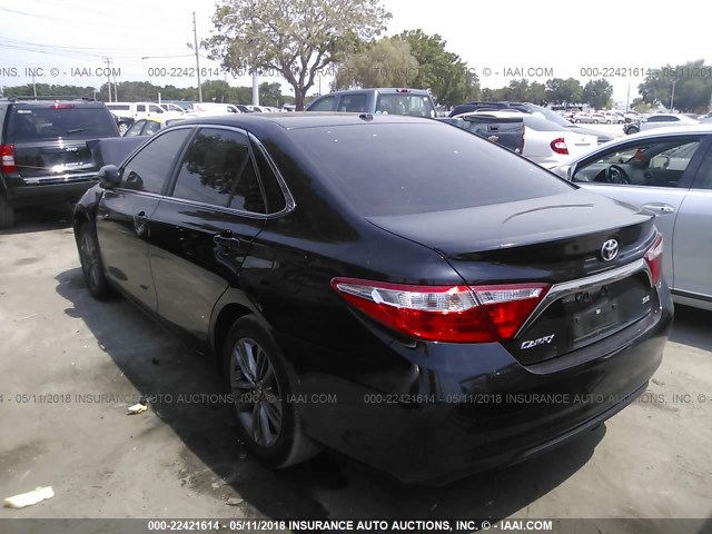 4T1BF1FK8GU164214 - 2016 TOYOTA CAMRY LE/XLE/SE/XSE შავი ფოტო 3