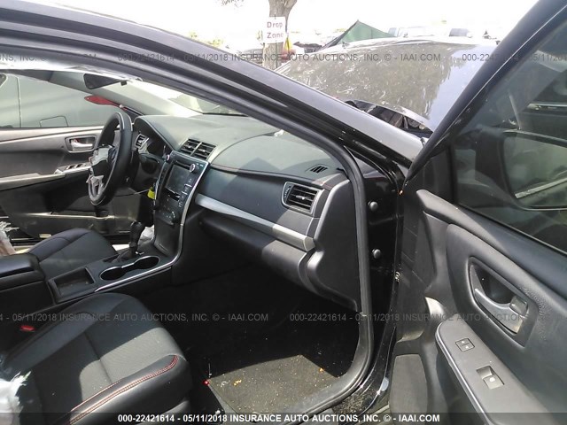 4T1BF1FK8GU164214 - 2016 TOYOTA CAMRY LE/XLE/SE/XSE შავი ფოტო 5