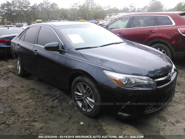 4T1BF1FK6GU154233 - 2016 TOYOTA CAMRY LE/XLE/SE/XSE Grün Foto 1