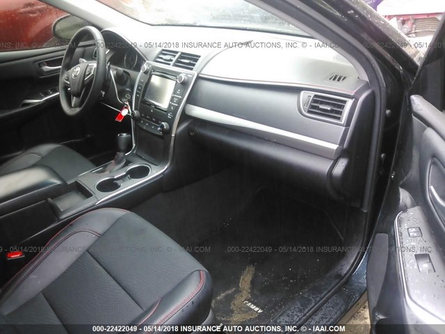 4T1BF1FK6GU154233 - 2016 TOYOTA CAMRY LE/XLE/SE/XSE Grün Foto 5