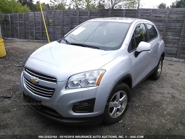 KL7CJPSB3FB208174 - 2015 CHEVROLET TRAX 1LS SILVER photo 2