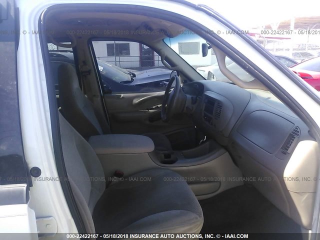 1FMRU156XYLC48194 - 2000 FORD EXPEDITION XLT თეთრი ფოტო 5