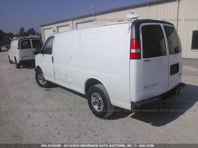 1GTGG25C681177540 - 2008 GMC SAVANA G2500 WHITE photo 3