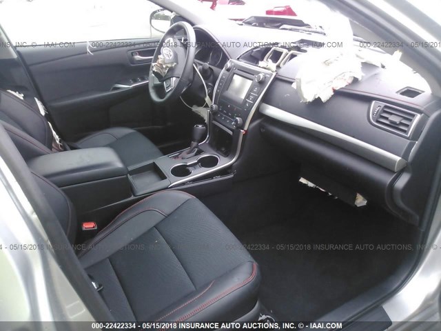 4T1BF1FK6GU252808 - 2016 TOYOTA CAMRY LE/XLE/SE/XSE SILVER photo 5