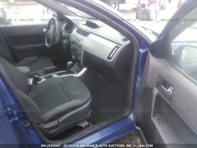 1FAHP35N58W208653 - 2008 FORD FOCUS SE/SEL/SES BLUE photo 5