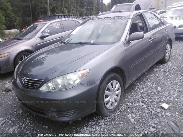 4T1BE32K65U594504 - 2005 TOYOTA CAMRY LE/XLE/SE ნაცრისფერი ფოტო 2