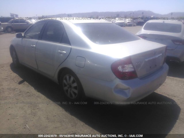 JTDBE30K930195338 - 2003 TOYOTA CAMRY LE/XLE SILVER photo 3
