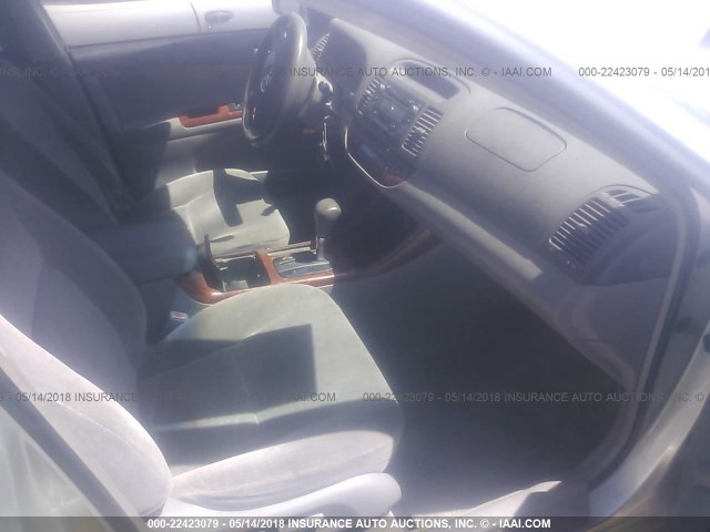 JTDBE30K930195338 - 2003 TOYOTA CAMRY LE/XLE SILVER photo 5