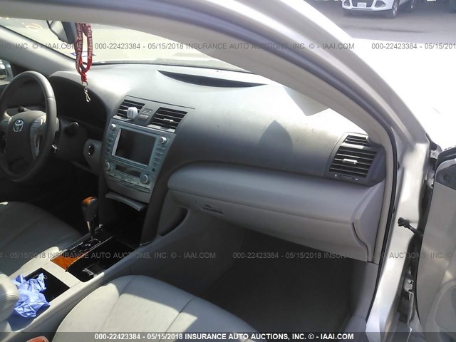 4T1BK46K78U563405 - 2008 TOYOTA CAMRY LE/XLE/SE ნაცრისფერი ფოტო 5