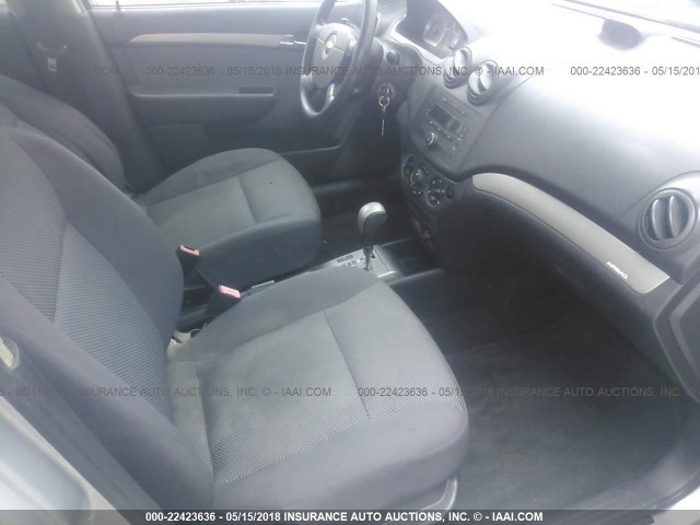 KL1TD56638B131828 - 2008 CHEVROLET AVEO LS SILVER photo 5