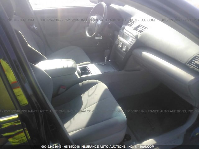 4T4BF3EK1BR138372 - 2011 TOYOTA CAMRY SE/LE/XLE BLACK photo 5
