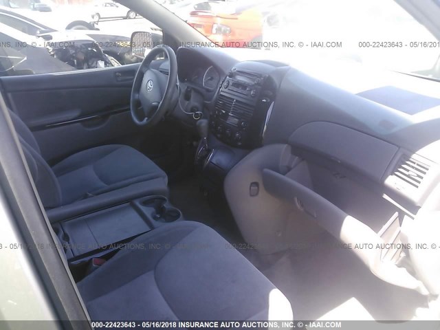 5TDZA23C55S381161 - 2005 TOYOTA SIENNA CE/LE SILVER photo 5