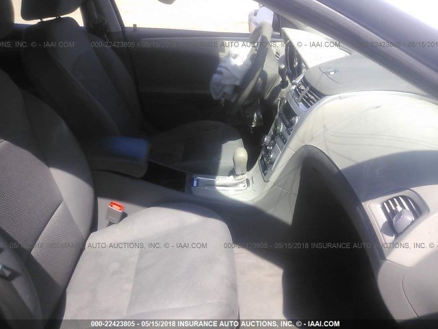 1G1ZA5EB2AF132194 - 2010 CHEVROLET MALIBU LS 银色 照片 5