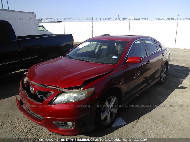 4T1BF3EK2BU723441 - 2011 TOYOTA CAMRY SE/LE/XLE RED photo 2