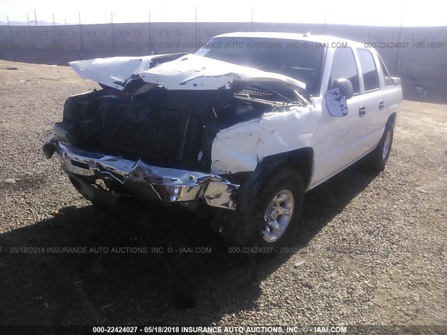 3GNEC12ZX5G125287 - 2005 CHEVROLET AVALANCHE C1500 WHITE photo 2