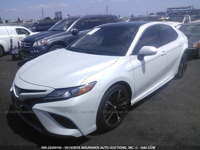 4T1B61HK5JU081666 - 2018 TOYOTA CAMRY XSE WHITE photo 2