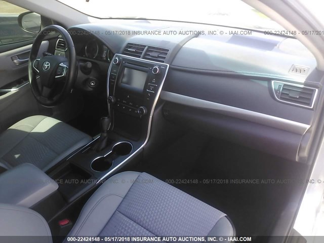 4T1BF1FK8FU947676 - 2015 TOYOTA CAMRY LE/XLE/SE/XSE SILVER photo 5