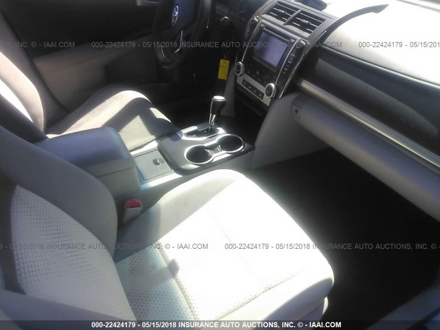 4T4BF1FK7DR316887 - 2013 TOYOTA CAMRY L/SE/LE/XLE 银色 照片 5