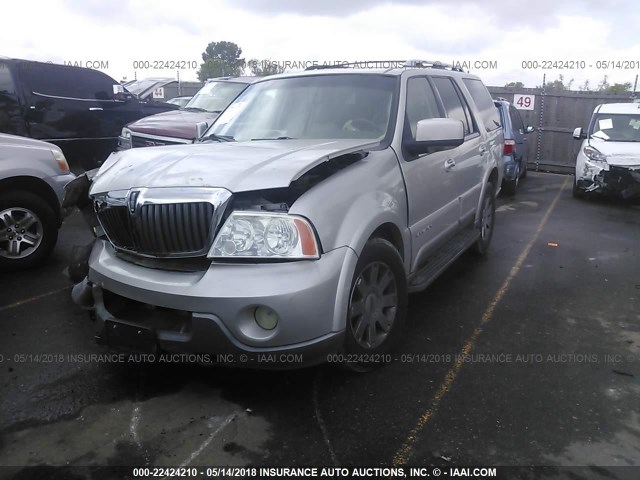 5LMFU28R44LJ29269 - 2004 LINCOLN NAVIGATOR SILVER photo 2