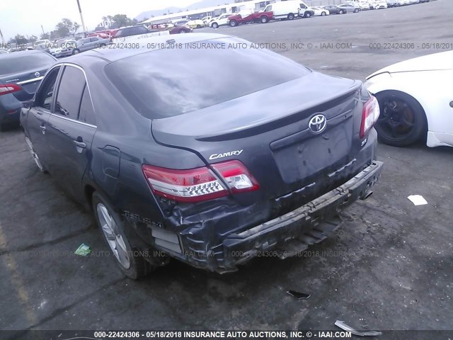4T1BF3EK8BU606348 - 2011 TOYOTA CAMRY SE/LE/XLE ნაცრისფერი ფოტო 3
