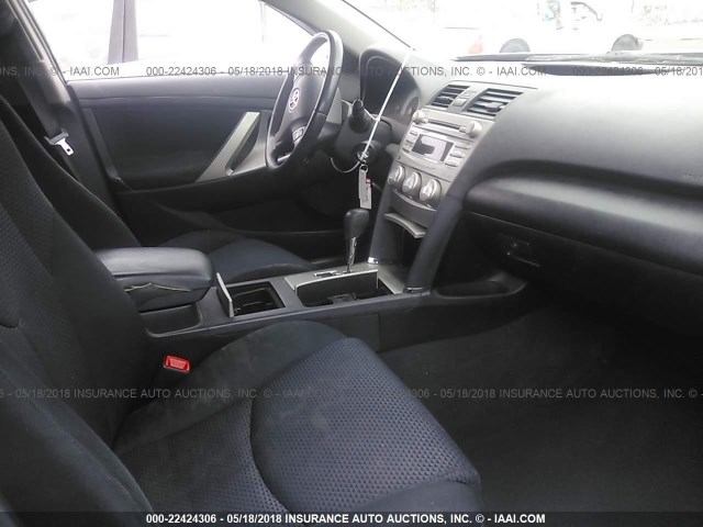 4T1BF3EK8BU606348 - 2011 TOYOTA CAMRY SE/LE/XLE ნაცრისფერი ფოტო 5