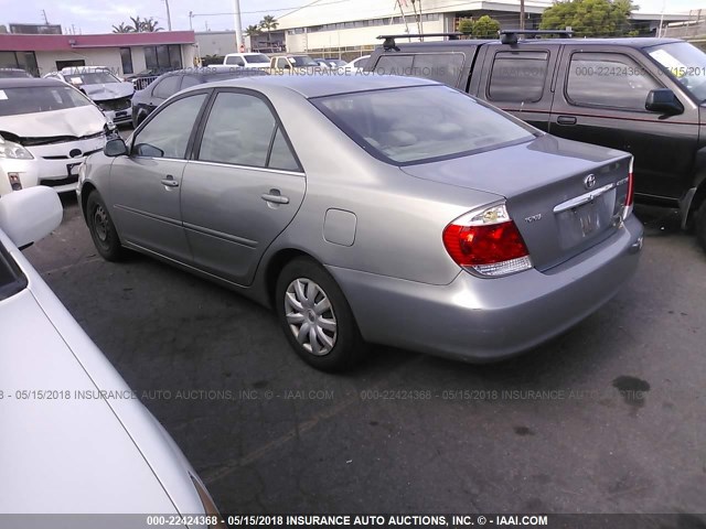 JTDBE32K963051112 - 2006 TOYOTA CAMRY LE/XLE Մոխրագույն լուսանկար 3