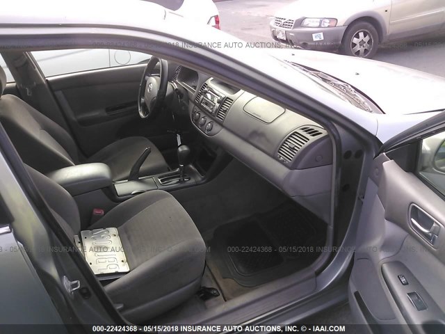 JTDBE32K963051112 - 2006 TOYOTA CAMRY LE/XLE Մոխրագույն լուսանկար 5