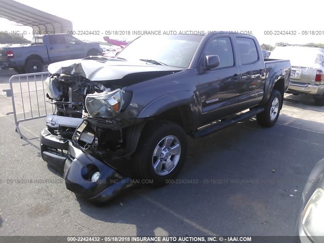 3TMLU4EN9BM073090 - 2011 TOYOTA TACOMA DOUBLE CAB ნაცრისფერი ფოტო 2