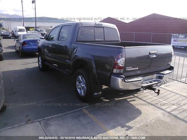 3TMLU4EN9BM073090 - 2011 TOYOTA TACOMA DOUBLE CAB GRAY photo 3