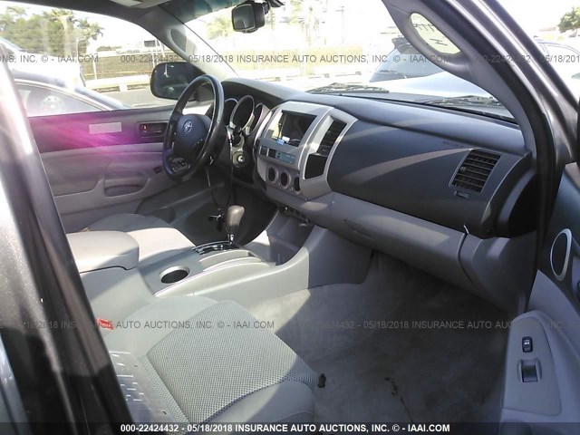 3TMLU4EN9BM073090 - 2011 TOYOTA TACOMA DOUBLE CAB ნაცრისფერი ფოტო 5
