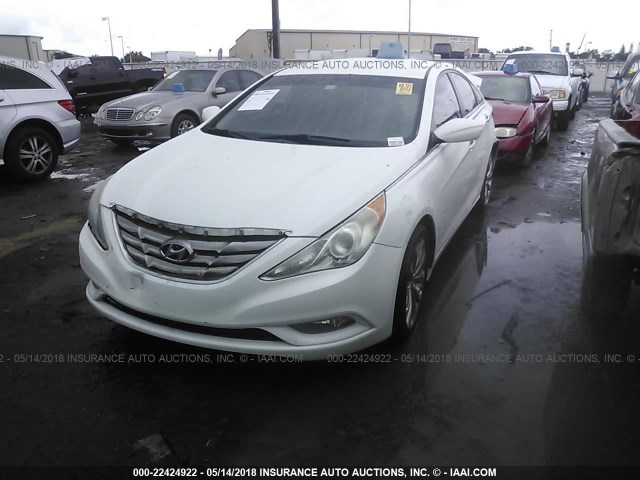 5NPEC4AC7BH044306 - 2011 HYUNDAI SONATA SE/LIMITED WHITE photo 2