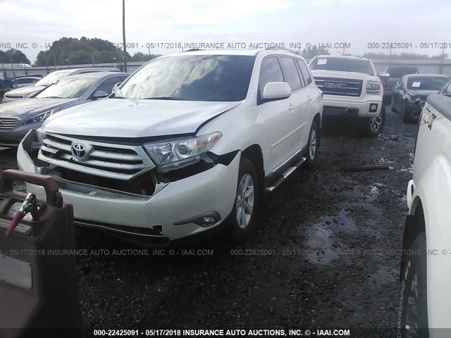 5TDZK3EH2DS092281 - 2013 TOYOTA HIGHLANDER PLUS/SE WHITE photo 2