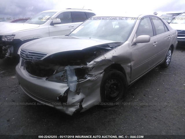 4T1BE32K15U399765 - 2005 TOYOTA CAMRY LE/XLE/SE ოქროსფერი ფოტო 2