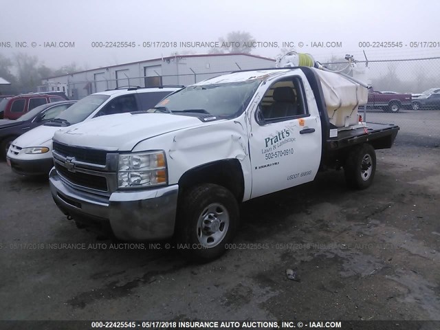 1GCHK24K68E120825 - 2008 CHEVROLET SILVERADO K2500 HEAVY DUTY WHITE photo 2