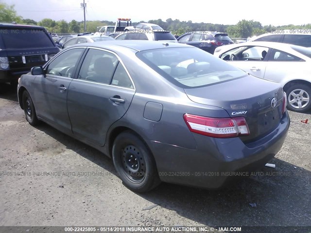 4T1BF3EKXAU074468 - 2010 TOYOTA CAMRY SE/LE/XLE ნაცრისფერი ფოტო 3