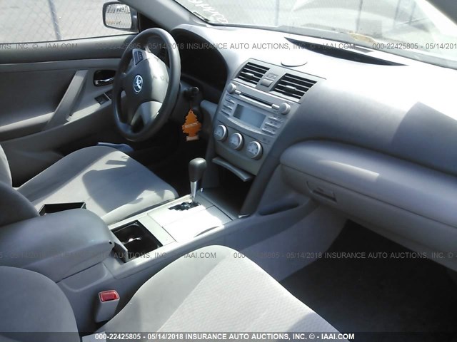 4T1BF3EKXAU074468 - 2010 TOYOTA CAMRY SE/LE/XLE ნაცრისფერი ფოტო 5