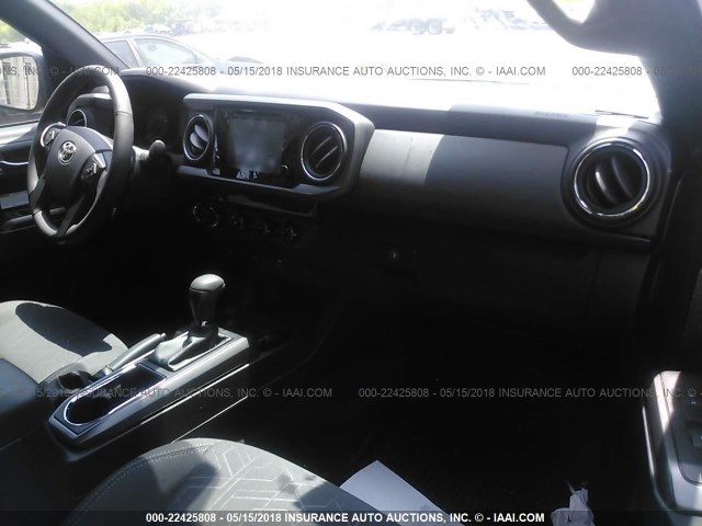 3TMCZ5ANXHM117829 - 2017 TOYOTA TACOMA DBL CAB/SR/TRDSPT/OR/PRO ნაცრისფერი ფოტო 5