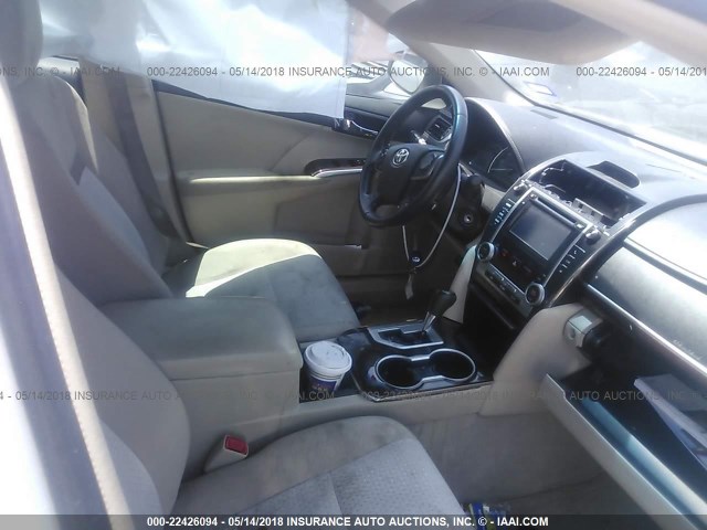 4T1BF1FK8CU504195 - 2012 TOYOTA CAMRY SE/LE/XLE 白色 照片 5